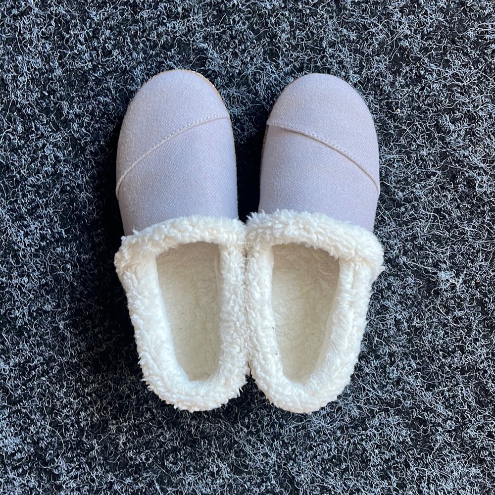 TOMS Women’s Grey Shearling Slippers Size 6